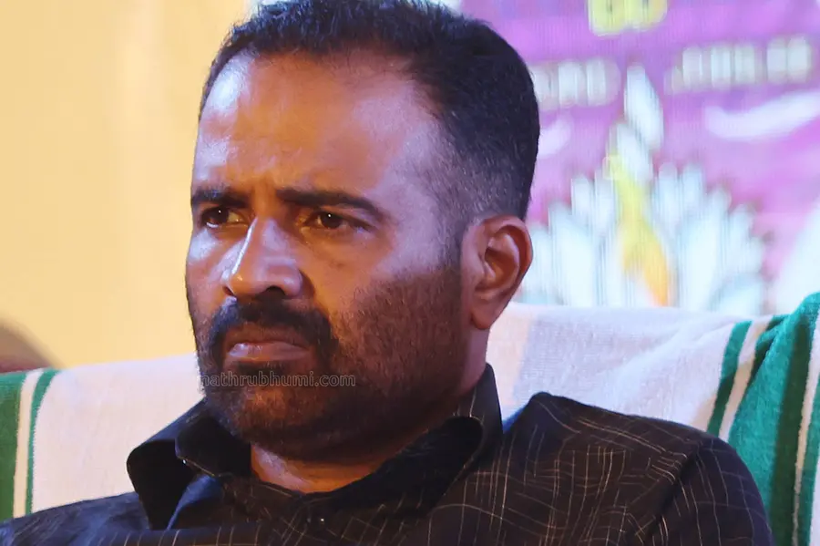 അപ്രിയ സത്യങ്ങൾ പറയേണ്ടി വരുമ്പോൾ നഷ്ടപ്പെടുന്നതിനെ ഓർത്ത് ദുഃഖമില്ല; വിമർശവുമായി CR മഹേഷ്