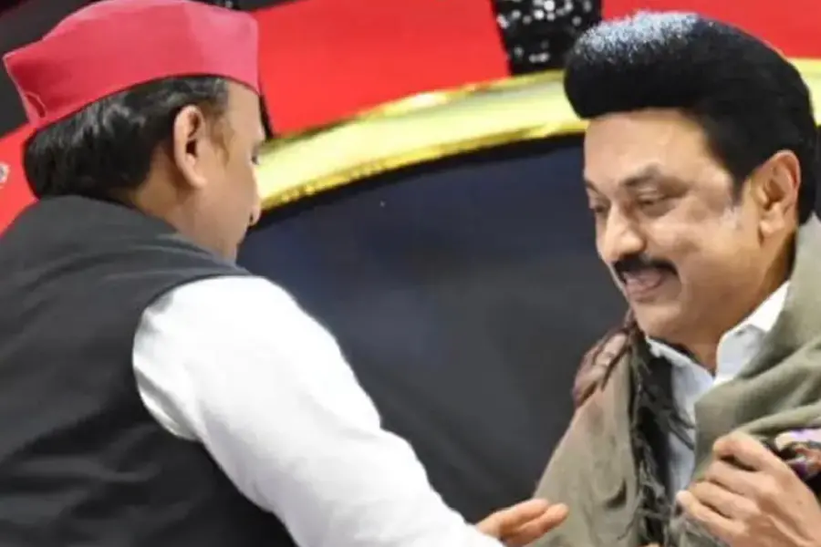 ‘പ്രതിസന്ധി ഘട്ടങ്ങളിൽ പരസ്പരം കൈവിടുന്നവരല്ല ഞങ്ങൾ’; സ്റ്റാലിനെ ചേർത്തുപിടിച്ച് അഖിലേഷ് യാദവ്