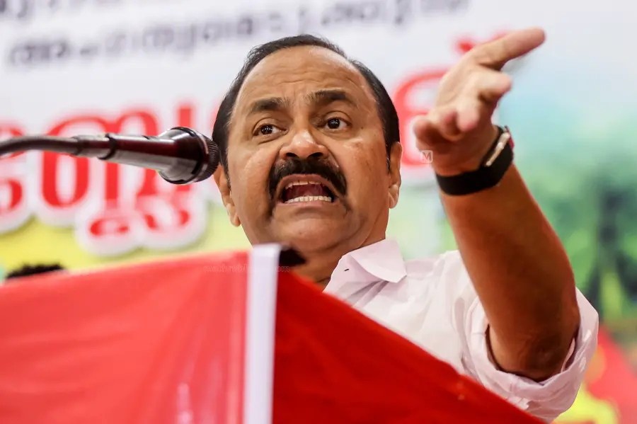 ചേരിതിരിഞ്ഞ് പ്രകടനങ്ങൾ നടത്തുന്നതും ഫ്ളക്സുകൾ സ്ഥാപിക്കുന്നതും ഒഴിവാക്കണം- വി.ഡി. സതീശൻ