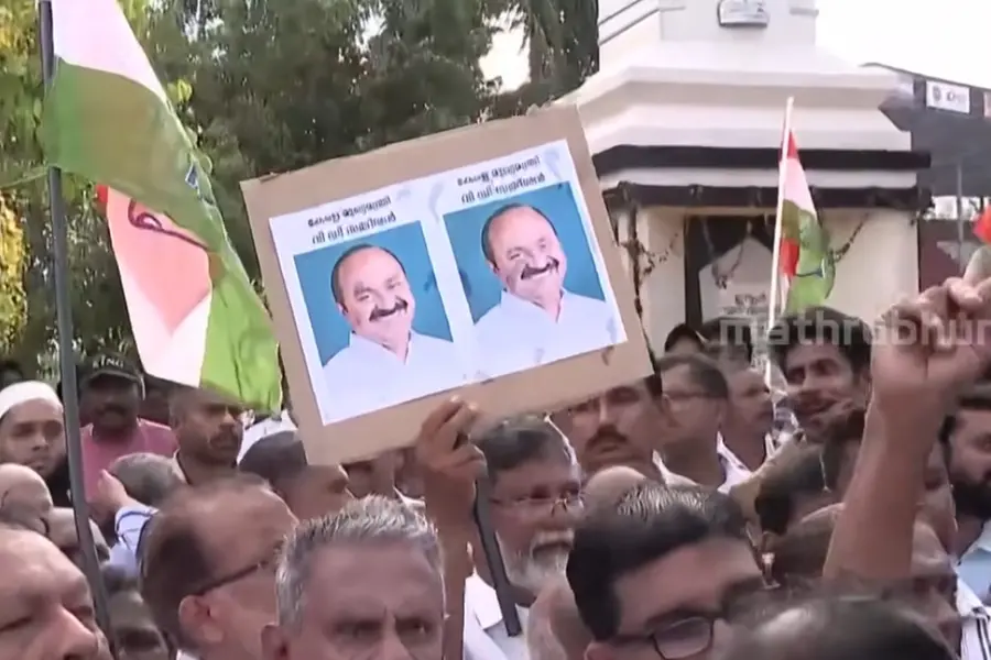 ഞങ്ങടെ മുഖ്യൻ വിഡിഎസ്; നേതൃത്വത്തിന്റെ വാക്കിന് പുല്ലുവില, സതീശനെ അനുകൂലിച്ച് പ്രവർത്തകർ തെരുവിൽ