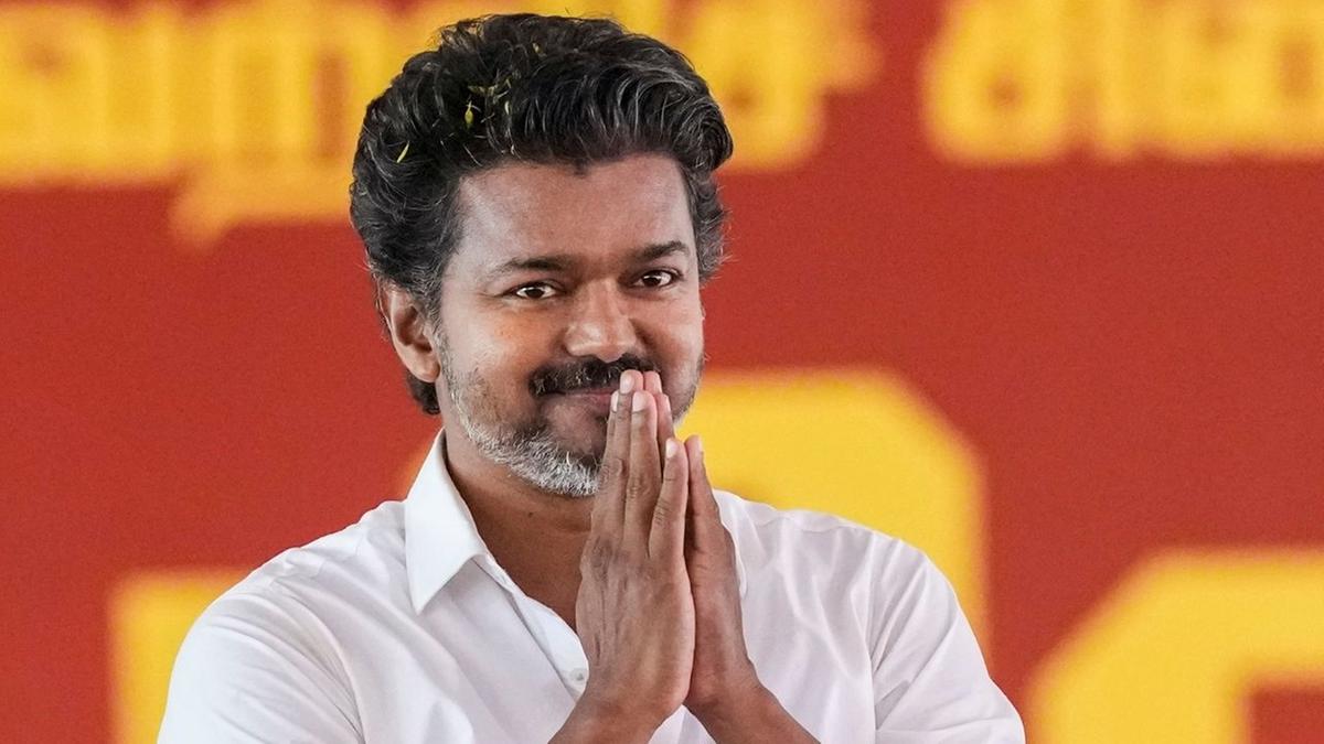 തമിഴ്‌നാട് രാഷ്ട്രീയം: ഭൂരിപക്ഷം തെളിയിക്കാനാവാതെ വിജയ്; സത്യപ്രതിജ്ഞ അനിശ്ചിതത്വത്തിൽ