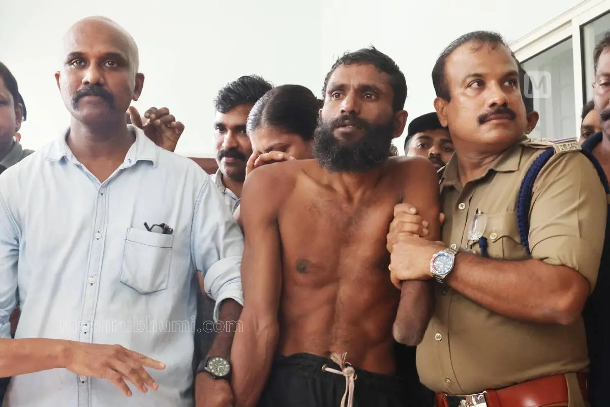 കണ്ണൂർ സെൻട്രൽ ജയിലിൽ നിന്നും ജയിൽ ചാടി പിടിയിലായ ഗോവിന്ദച്ചാമിയെ ചോദ്യം ചെയ്യലിനായി കണ്ണൂർ പൊലീസ് ട്രെയ്നിങ് സെന്ററിൽ എത്തിച്ചപ്പോൾ. (ഫയൽച്ചിത്രം)