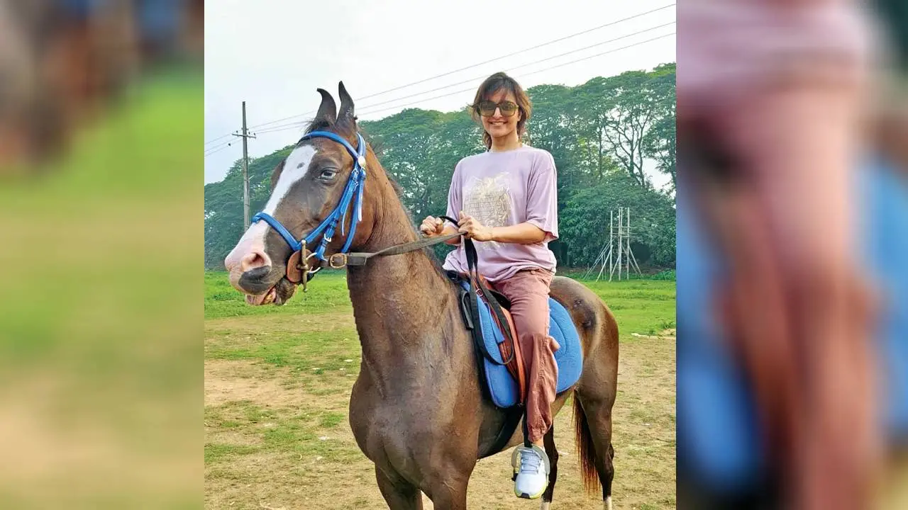 ശിവരാത്രി മണപ്പുറത്ത് കുതിരസവാരി പരിശീലനം നടത്തുന്ന നടി മഞ്ജു വാരിയർ
