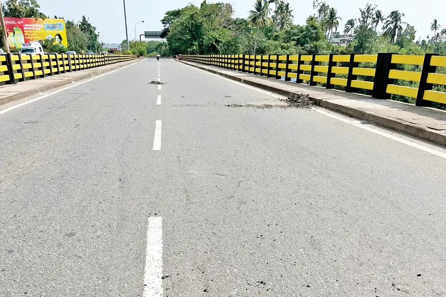 ചാലക്കുടി പാലം ശനിയാഴ്ച മുതൽ അടച്ചിടാൻ തീരുമാനം; ഗതാഗതം പുതിയ പാലത്തിലൂടെ മാത്രം