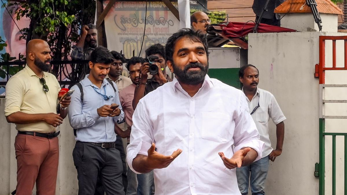 പ്രവർത്തകരുടെ പരസ്യ പ്രതിഷേധം തള്ളി ചാണ്ടി ഉമ്മൻ; ബാഹ്യസമ്മർദത്തിൽ സംശയം