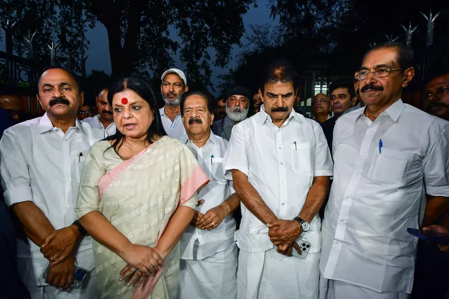 മൂന്ന് മണിക്കൂർ ചർച്ച; ഒടുവിൽ ധാരണയിലെത്തി, ‘തമ്മിലടി വേണ്ട’, മുഖ്യമന്ത്രി പ്രഖ്യാപനം പിന്നീട്