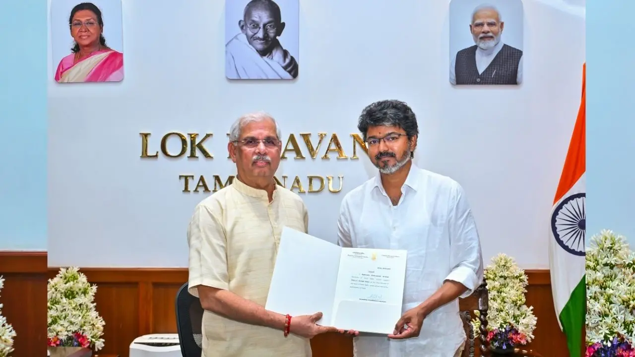 ടിവികെ നേതാവ് വിജയ് തമിഴ്നാട് ഗവർണർ രാജേന്ദ്ര അർലേക്കർക്കൊപ്പം | Photo: PTI