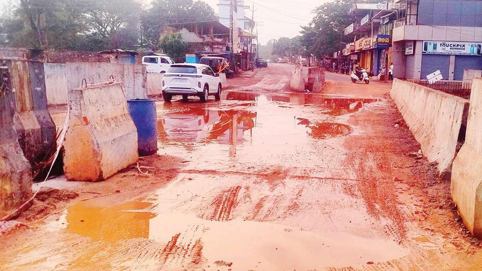 ആദ്യ മഴയിൽ തന്നെ പൊയിനാച്ചിയിൽ ദുരിതം; ദേശീയപാത നിർമാണം ഇഴയുന്നു