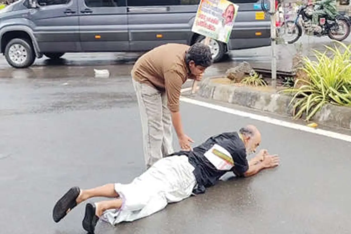 വി.ഡി.സതീശനെ മുഖ്യമന്ത്രിയാക്കണമെന്ന് ആവശ്യപ്പെട്ട് കോൺഗ്രസ് പ്രവർത്തകനായ മാടത്തിൽ സ്വദേശി പി.വി.രാജൻ ഇരിട്ടി ടൗണിൽ നടത്തിയ ശയനപ്രദക്ഷിണം