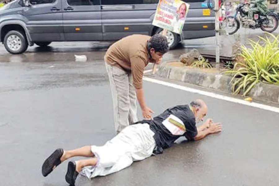 വി.ഡി.സതീശനെ മുഖ്യമന്ത്രിയാക്കാൻ ശയനപ്രദക്ഷിണം നടത്തി കോൺഗ്രസ് പ്രവർത്തകൻ