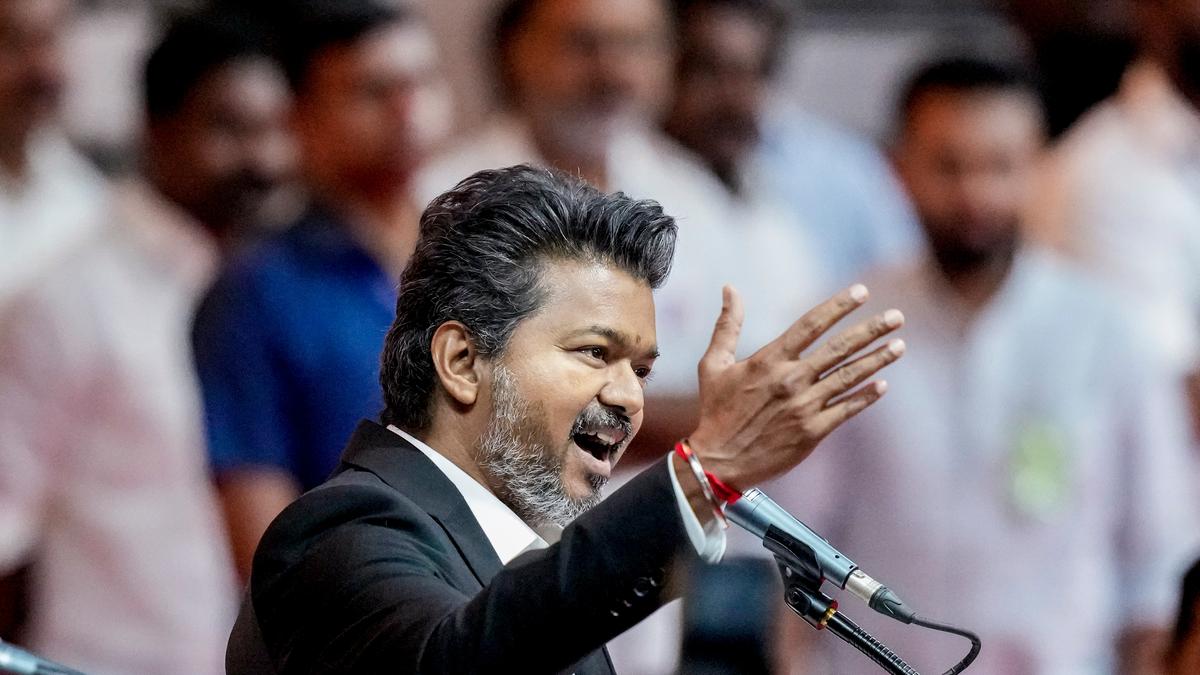 തമിഴ്‌നാട് മുഖ്യമന്ത്രിയായി വിജയ് സത്യപ്രതിജ്ഞ ചെയ്തു; കുടുംബത്തിന്റെ അഭാവം ചർച്ചയാകുന്നു