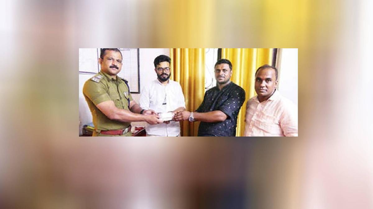 റോഡിൽ ചിതറിക്കിടന്ന 84,500 രൂപ ഉടമയ്ക്ക് തിരികെ നൽകി മാതൃകയായി യുവാവ്