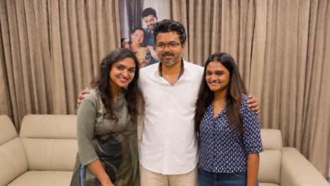 തമിഴ്‌നാട് മുഖ്യമന്ത്രിയായി വിജയ് സത്യപ്രതിജ്ഞ ചെയ്തു; സഹോദരിമാരുടെ കത്ത് വൈറൽ