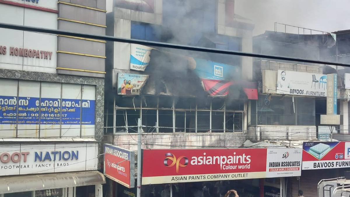 രാമനാട്ടുകരയിൽ വൻ തീപ്പിടിത്തം: ഒന്നരക്കോടിയുടെ പെയിന്റും ലക്ഷങ്ങളും കത്തിനശിച്ചു