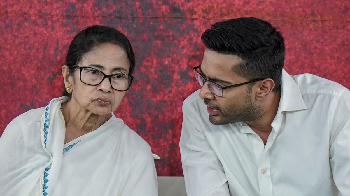 തിരഞ്ഞെടുപ്പ് തോൽവിക്ക് പിന്നാലെ തൃണമൂൽ കോൺഗ്രസിൽ കടുത്ത പ്രതിസന്ധിയും കൂട്ട നടപടിയും