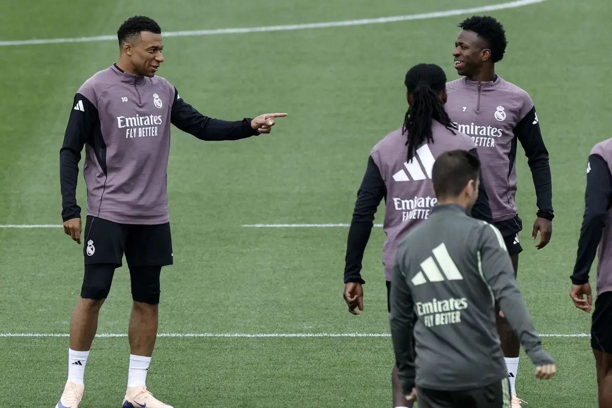 File: Real Madrid's French forward #10 Kylian Mbappe (L) gestures as he talks with Real Madrid's Brazilian forward #07 Vinicius Junior during a training session | Photo: AFP