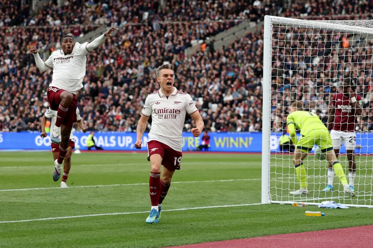 Arsenal's Belgian midfielder #19 Leandro Trossard celebrates scoring the team's first goal during the English Premier League football match between West Ham United and Arsenal at the London Stadium | Photo: AFP