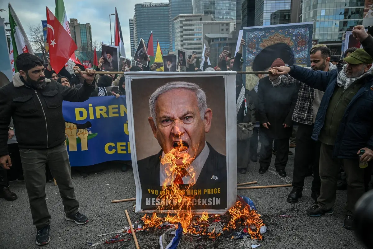 Protestors set fire to an image depicting Israeli Prime Minister Benjamin Netanyahu in Istanbul.| Photo: AFP