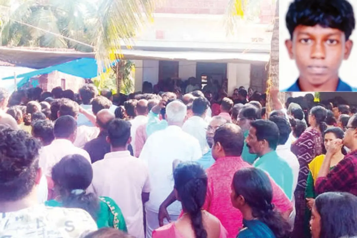 തീവണ്ടിതട്ടി മരിച്ച ചെറുകുന്ന് കട്ടക്കുളത്തെ ഫെലിൻ ഫ്രെഡറിക്കിന്റെ മൃതദേഹം വീട്ടിലെത്തിച്ചപ്പോൾ കാണാനെത്തിയവർ, ഫെലിൻ ഫ്രെഡറിക്