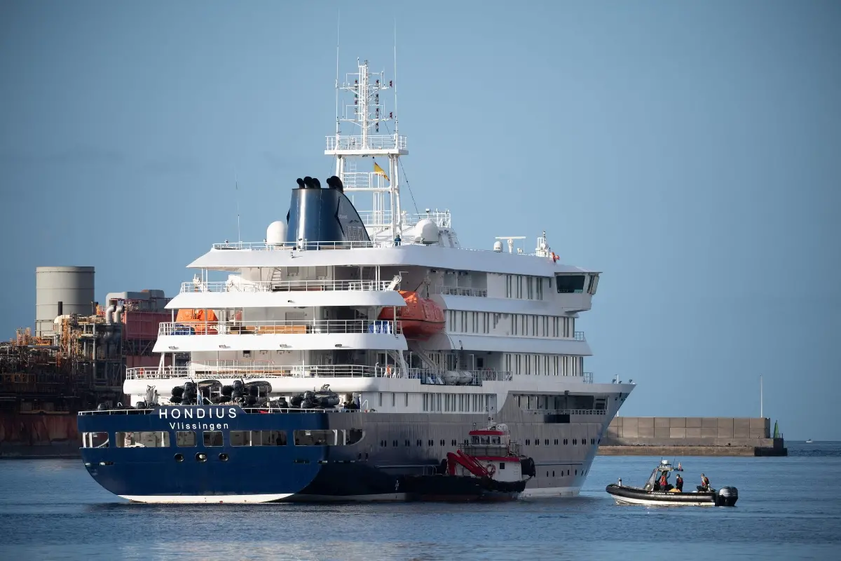 Boats approach the Dutch flagged hantavirus-stricken cruise ship MV Hondius after it arrived at the industrial port of Granadilla de Abona on the island of Tenerife in Spain's Canary Islands.| Photo: AFP