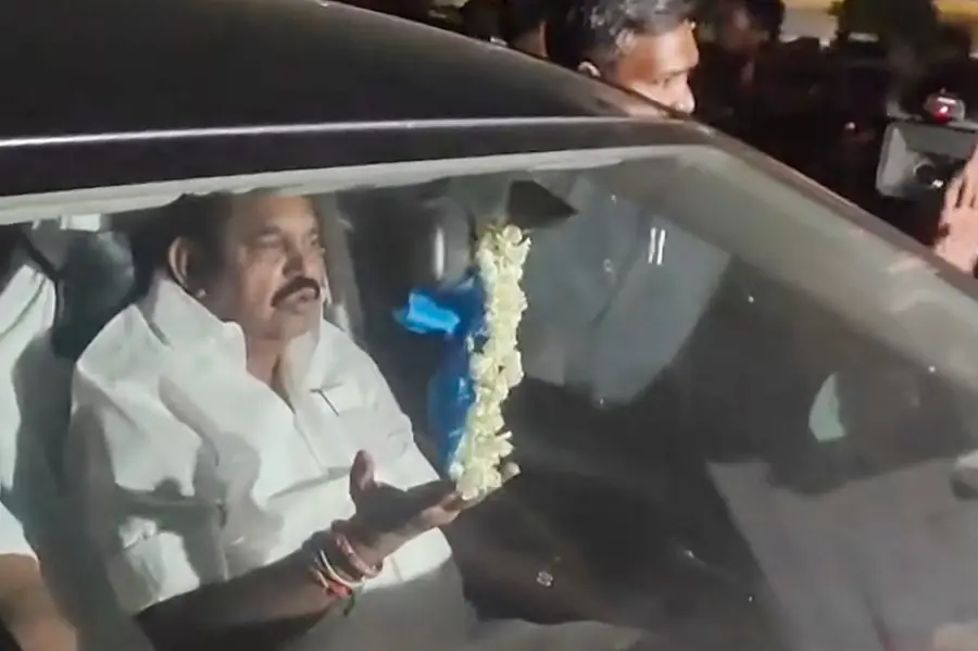 തമിഴ്നാട്ടിൽ ട്വിസ്റ്റുകൾ അവസാനിക്കുന്നില്ല; AIADMKയിൽ വിമതരായി 36 MLAമാർ, ഇപിഎസിനൊപ്പം വെറും 11 പേർ