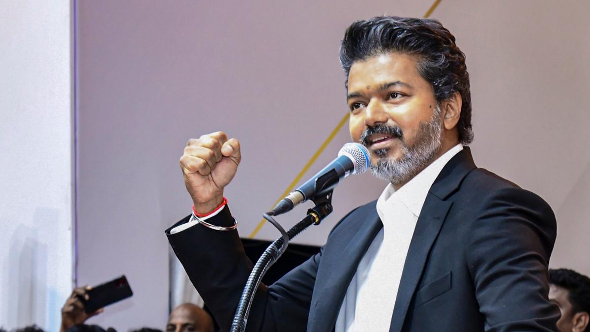 വിദ്യാഭ്യാസ വിപ്ലവവുമായി വിജയ്; സ്കൂൾ കുട്ടികൾക്ക് 15,000 രൂപ സഹായം