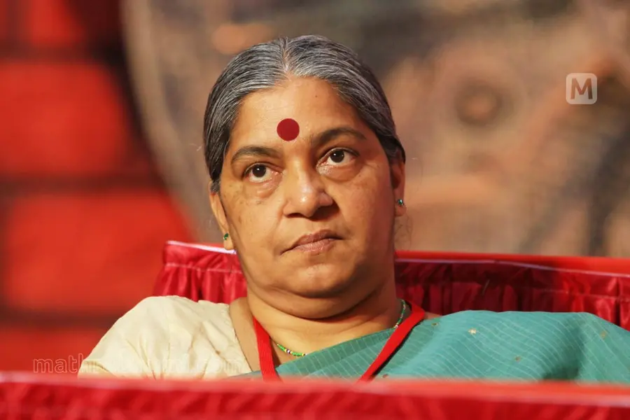 മുഖ്യമന്ത്രി ചർച്ചകളിൽ പുരുഷന്മാർ മാത്രം; വനിതാ നേതാക്കളെ അപമാനിക്കുന്നതിന് തുല്യമെന്ന് ആനി രാജ