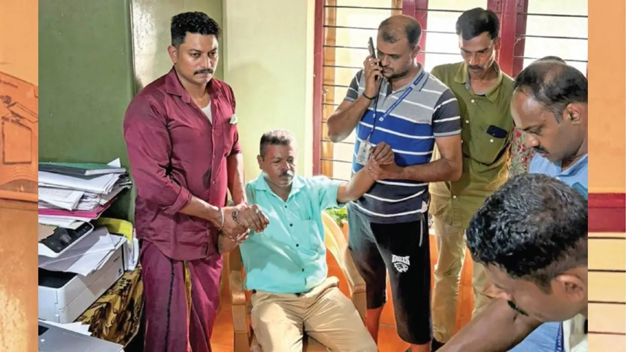 കാരോട് പഞ്ചായത്തിലെ എ സര്‍ക്കിള്‍ വില്ലേജ് എക്സ്റ്റന്‍ഷന്‍ ഓഫീസര്‍ സന്ദീപിനെ കൈക്കൂലി വാങ്ങവേ വിജിലന്‍സ് സംഘം പിടികൂടിയപ്പോള്‍