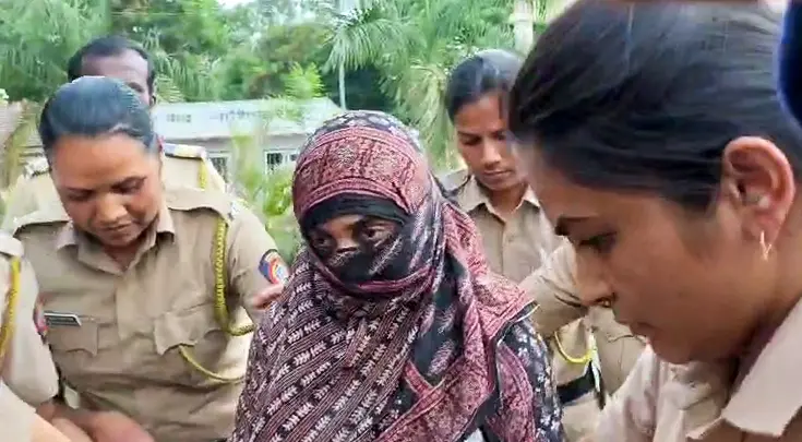 മുഖ്യപ്രതികളിലൊരാളായ നിദ ഖാനെ കോടതിയില്‍ ഹാജരാക്കുന്നു | ANI Video Grab