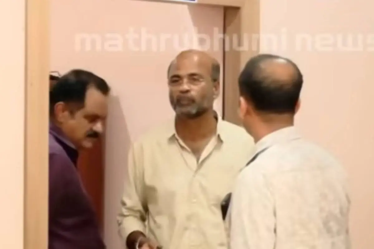 അറസ്റ്റിലായ നജീബിനെ ചോദ്യം ചെയ്യാനായി എത്തിച്ചപ്പോള്