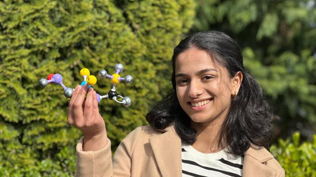 മൈക്രോപ്ലാസ്റ്റിക് മലിനീകരണത്തിന് പരിഹാരവുമായി മലയാളി പെൺകുട്ടി; 'എർത്ത് പ്രൈസ്' പുരസ്കാരം ആര്യ സതീഷിന്