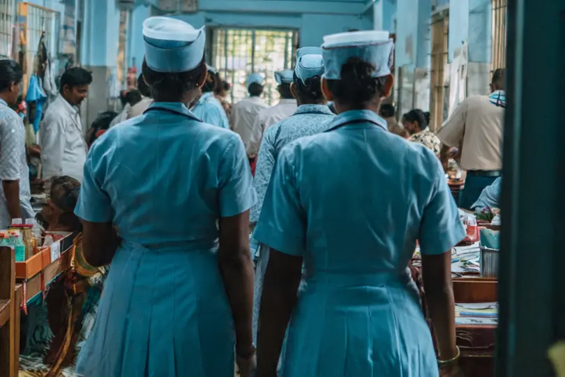 ‘മണ്ണിലെ മാലാഖ’മാരുടെ ഒഴികഴിവുകളില്ലാത്ത സേവനം; ചിന്തിക്കാറുണ്ടോ നാം അവരുടെ പ്രശ്നങ്ങളെക്കുറിച്ച്