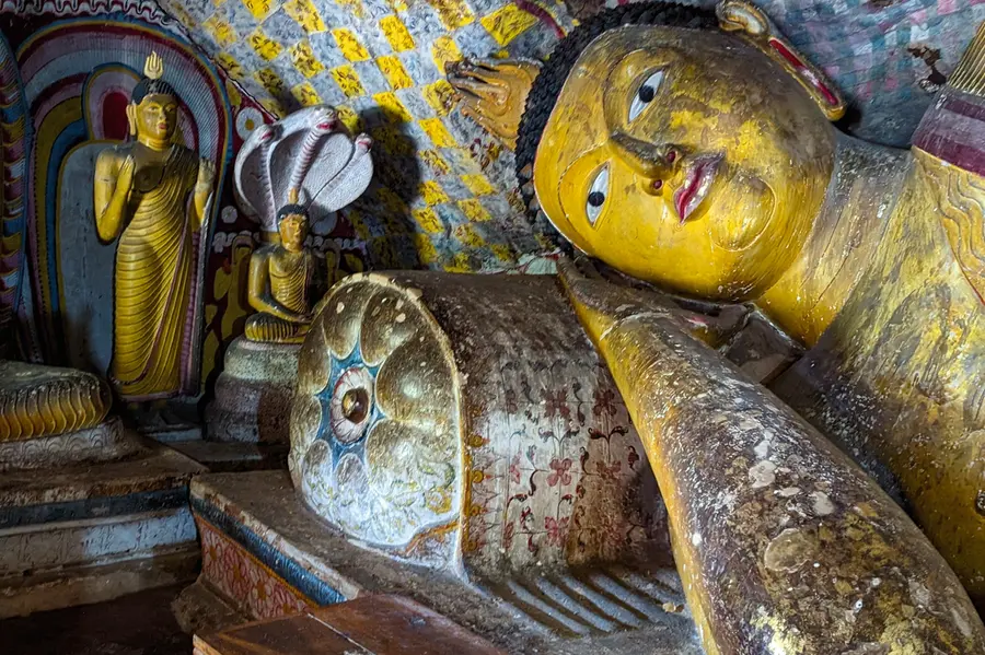 പ്രാചീനമനുഷ്യർ താമസിച്ചിരുന്ന ഗുഹ, അവിടെ നാൽപ്പത്തിയഞ്ച് അടി നീളമുള്ള ശയനബുദ്ധന്റെ പ്രതിമ