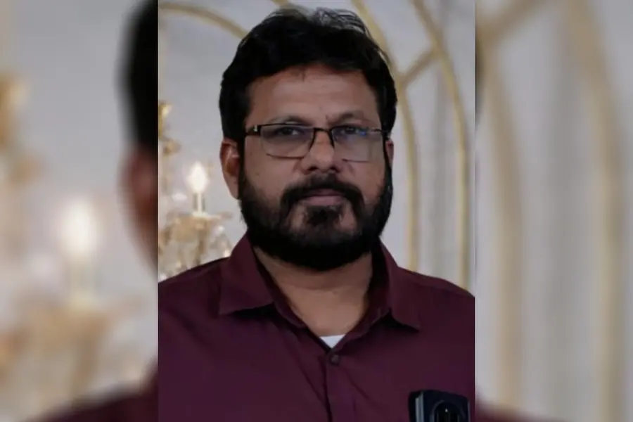 കാട് വെട്ടുന്നതിനിടെ പെരുന്തേനീച്ചയുടെ കുത്തേറ്റ് അധ്യാപകൻ മരിച്ചു; അന്ത്യം ഈ മാസം വിരമിക്കാനിരിക്കേ