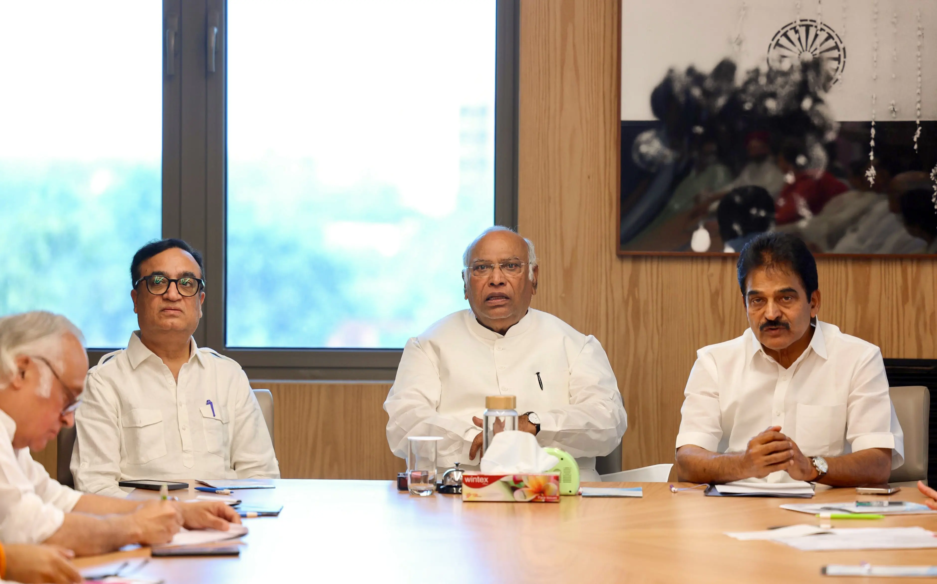 അജയ് മാക്കന് മല്ലികാര്ജുന് ഖാര്ഗെ, കെ.സി.വേണുഗോപാല്, ജയ്റാം രമേശ് എന്നിവര്ക്കൊപ്പം (ഫയല് ചിത്രം) |ഫോട്ടോ:ANI