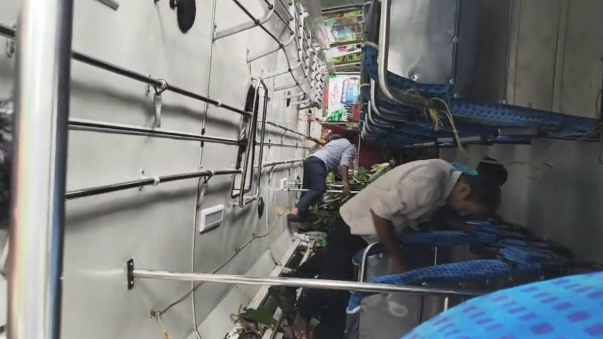 നേര്യമംഗലത്ത് ബസ് ലോറിക്ക് പിന്നിലിടിച്ച് മറിഞ്ഞു; 41 യാത്രക്കാർ അത്ഭുതകരമായി രക്ഷപ്പെട്ടു