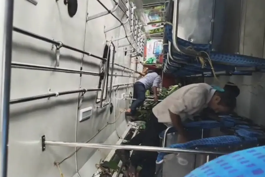 നേര്യമംഗലത്ത് ബസ് ലോറിക്ക് പിന്നിലിടിച്ച് മറിഞ്ഞു; 41 യാത്രക്കാർ രക്ഷപ്പെട്ടത് തലനാരിഴയ്ക്ക്