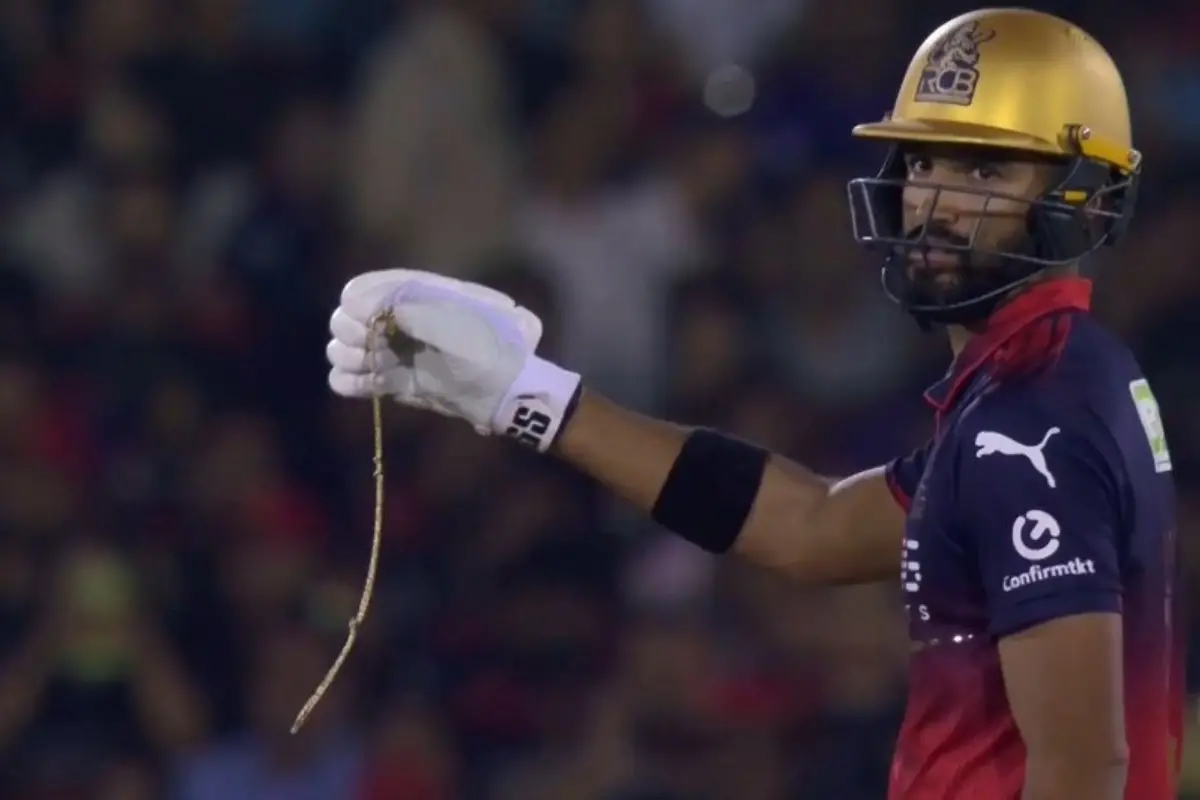 Devdutt Padikkal picked up the gold chain and handed it over to the umpire | Photo: X