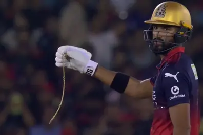 Who found Jacob Bethell’s chain? Devdutt Padikkal’s kind gesture during high-stakes IPL game