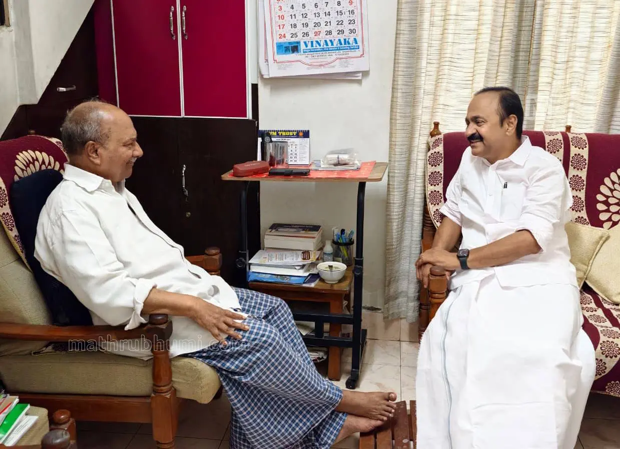 നിയുക്ത മുഖ്യമന്ത്രി വി.ഡി. സതീശൻ മുതിർന്ന നേതാവ് എ.കെ. ആന്റണിയുടെ വീട്ടിലെത്തി അദ്ദേഹത്തെ സന്ദർശിക്കുന്നു | ഫോട്ടോ: മാതൃഭൂമി