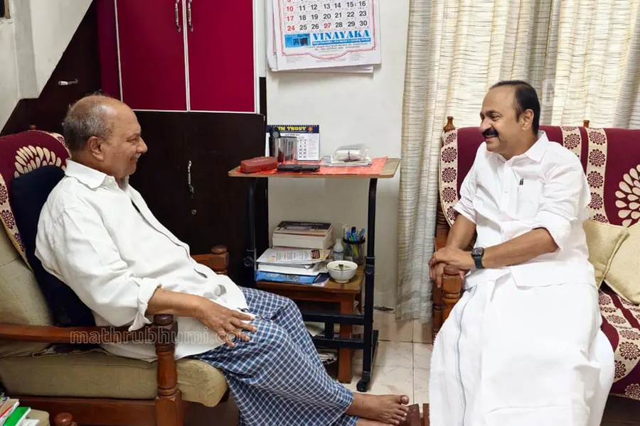 മുതിർന്ന നേതാക്കളെ നേരിൽകണ്ട് സതീശൻ; ഏഴരയ്ക്ക് ഗവർണറെ കാണും, സത്യപ്രതിജ്ഞ തിങ്കളാഴ്ച