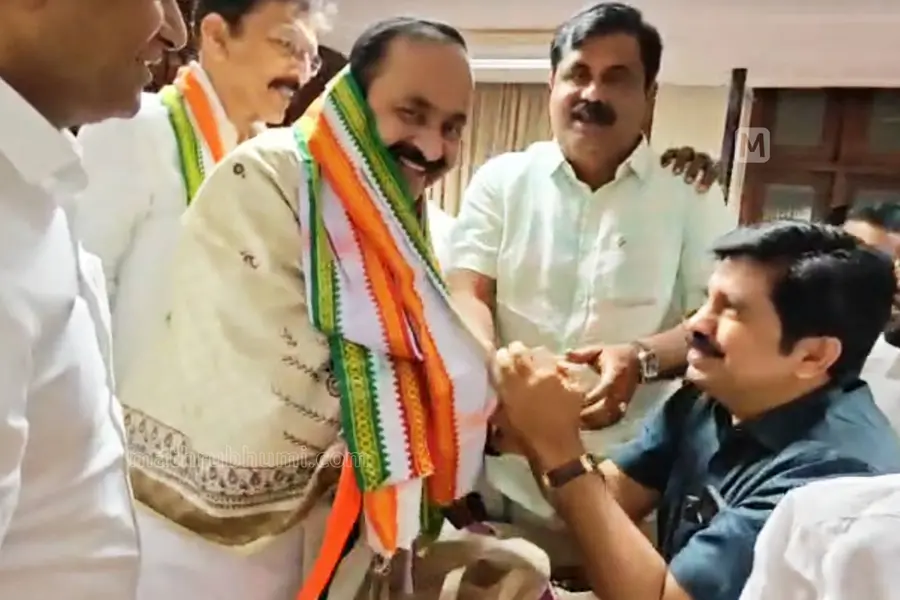 വി.ഡി. സതീശനെ പാർലമെന്ററി പാർട്ടി നേതാവായി തിരഞ്ഞെടുത്തു; ഗവർണറെ കണ്ട് പിന്തുണക്കത്ത് കൈമാറി