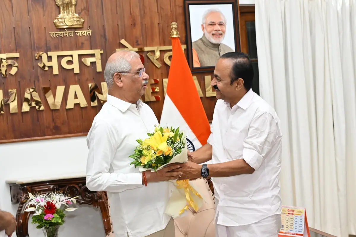 Chief Minister-designate VD Satheesan meets Rajendra Vishwanath Arlekar at Lok Bhavan