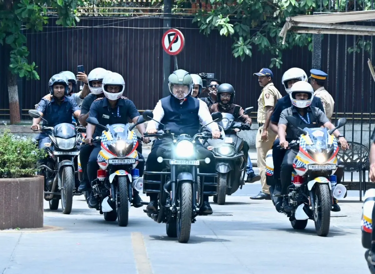 ഇന്ധനക്ഷാമ മുൻകരുതലിന്റെ ഭാഗമായി വാഹനവ്യൂഹം ഉപേക്ഷിച്ച് ബൈക്കിൽ സഞ്ചരിക്കുന്ന മഹാരാഷ്ട്ര മുഖ്യമന്ത്രി ദേവേന്ദ്ര ഫഡ്നാവിസും സംഘവും | Photo: https://x.com/Dev_Fadnavis