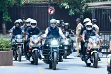 ഇന്ധനം ലാഭിക്കണമെന്ന് പ്രധാനമന്ത്രി, വാഹനവ്യൂഹം ഒഴിവാക്കി റോയൽ എൻഫീൽഡിൽ യാത്ര ചെയ്ത് ഫഡ്നാവിസ്
