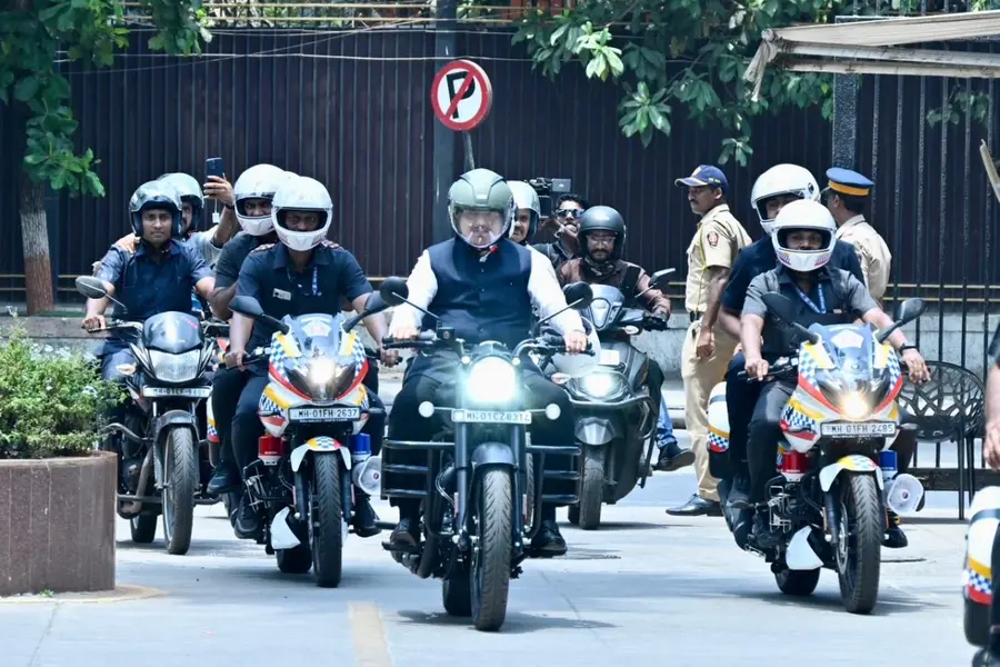 ഇന്ധനം ലാഭിക്കണമെന്ന് പ്രധാനമന്ത്രി, വാഹനവ്യൂഹം ഒഴിവാക്കി റോയൽ എൻഫീൽഡിൽ യാത്ര ചെയ്ത് ഫഡ്നാവിസ്