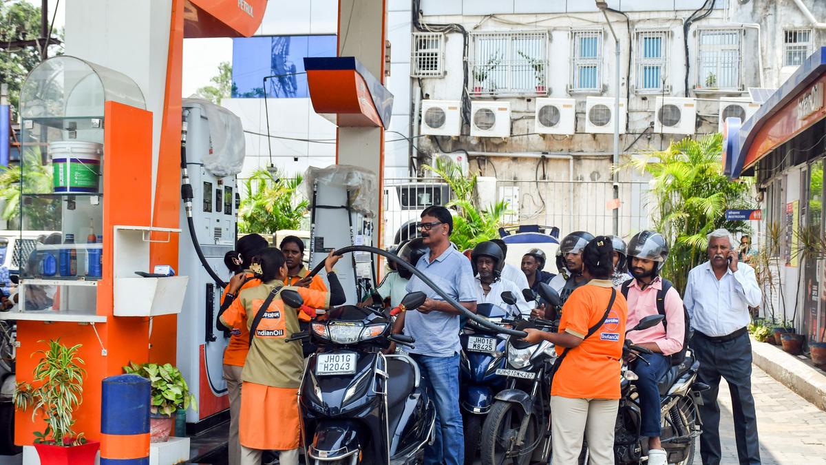 രാജ്യത്ത് ഇന്ധനവില വർധിപ്പിച്ചു; പെട്രോളിനും ഡീസലിനും ലിറ്ററിന് മൂന്ന് രൂപ കൂടി