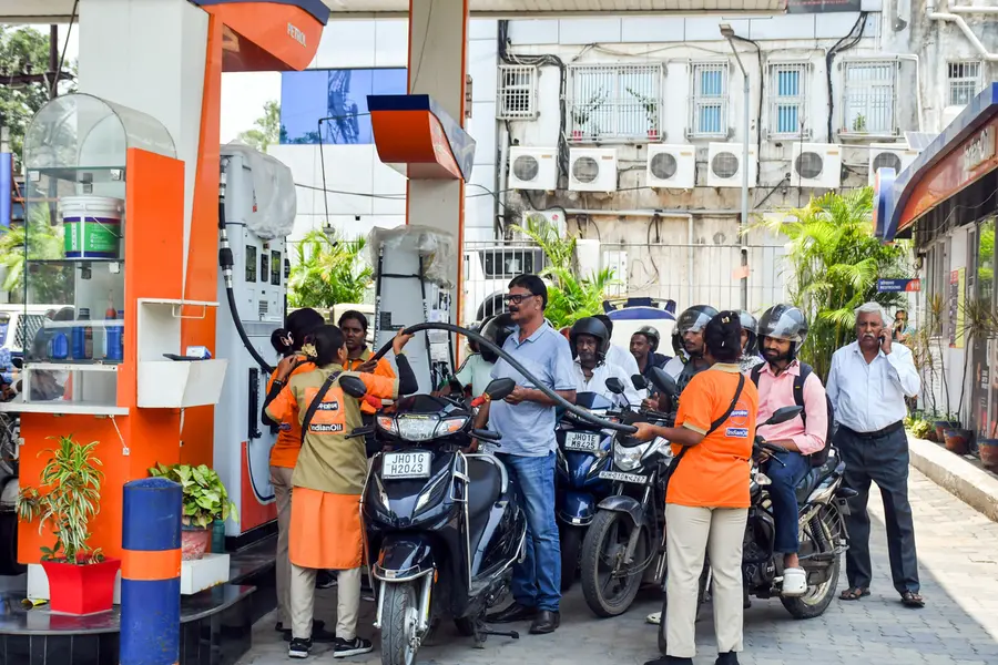 പെട്രോൾ, ഡീസൽ വില വർധിപ്പിച്ചു; കൂട്ടിയത് ലിറ്ററിന് മൂന്നു രൂപ