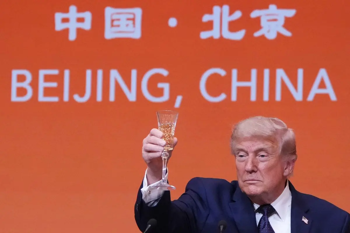 President Donald Trump proposes a toast during a state dinner with China's President Xi Jinping at the Great Hall of the People on Thursday May 14, 2026, in Beijing (Photo: AP)