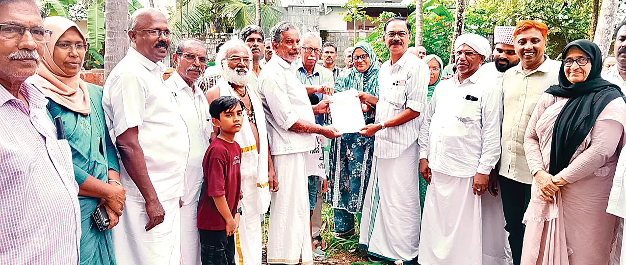 താനാളൂർ ഗ്രാമപ്പഞ്ചായത്ത് പ്രസിഡൻറ് വി.പി.ഒ. അസ്കർ ക്ഷേത്രത്തിന് സൗജന്യമായി നൽകുന്ന ഭൂമിയുടെ രേഖ ക്ഷേത്രഭാരവാഹി കെ. കുട്ടികൃഷ്ണന് കൈമാറുന്നു